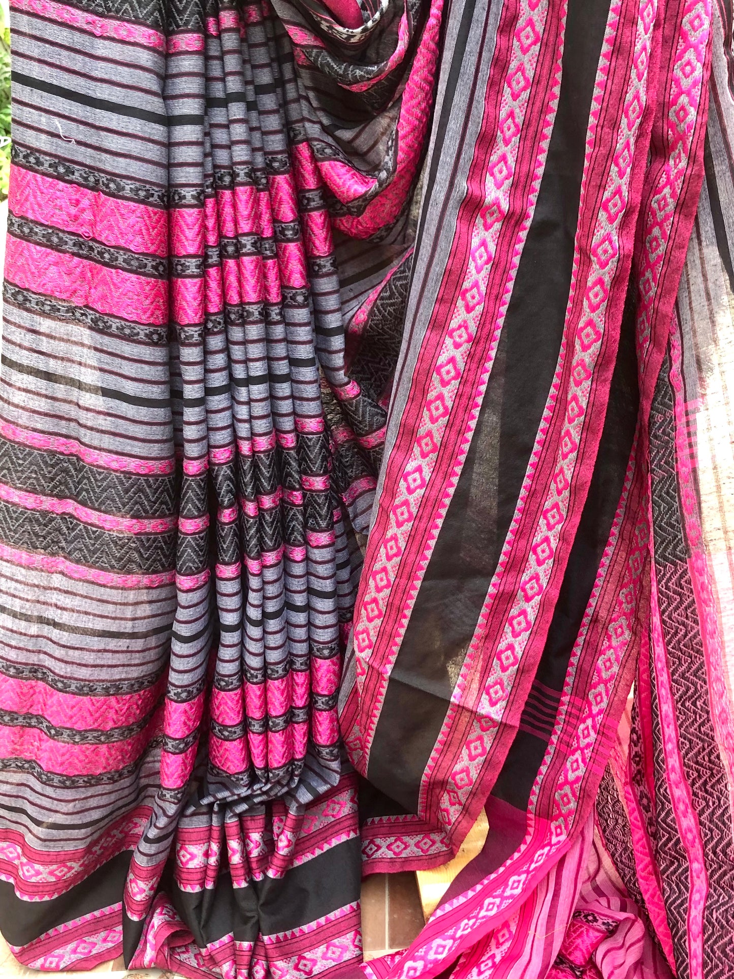 SHALMALI :GREY AND PINKWOVEN COTTON SAREE