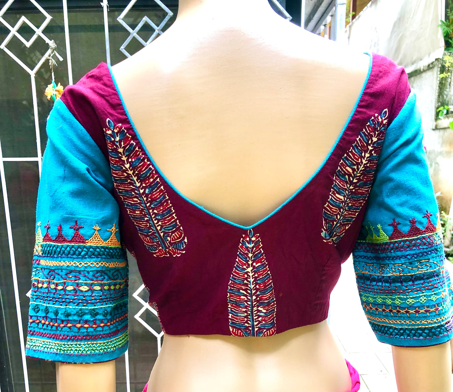 AQUA : EMBROIDERED BLOUSE