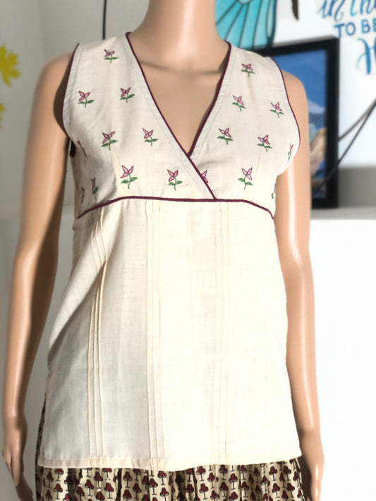 CHARMING GLOW : SLEEVELESS EMBROIDERED SILK TUNIC