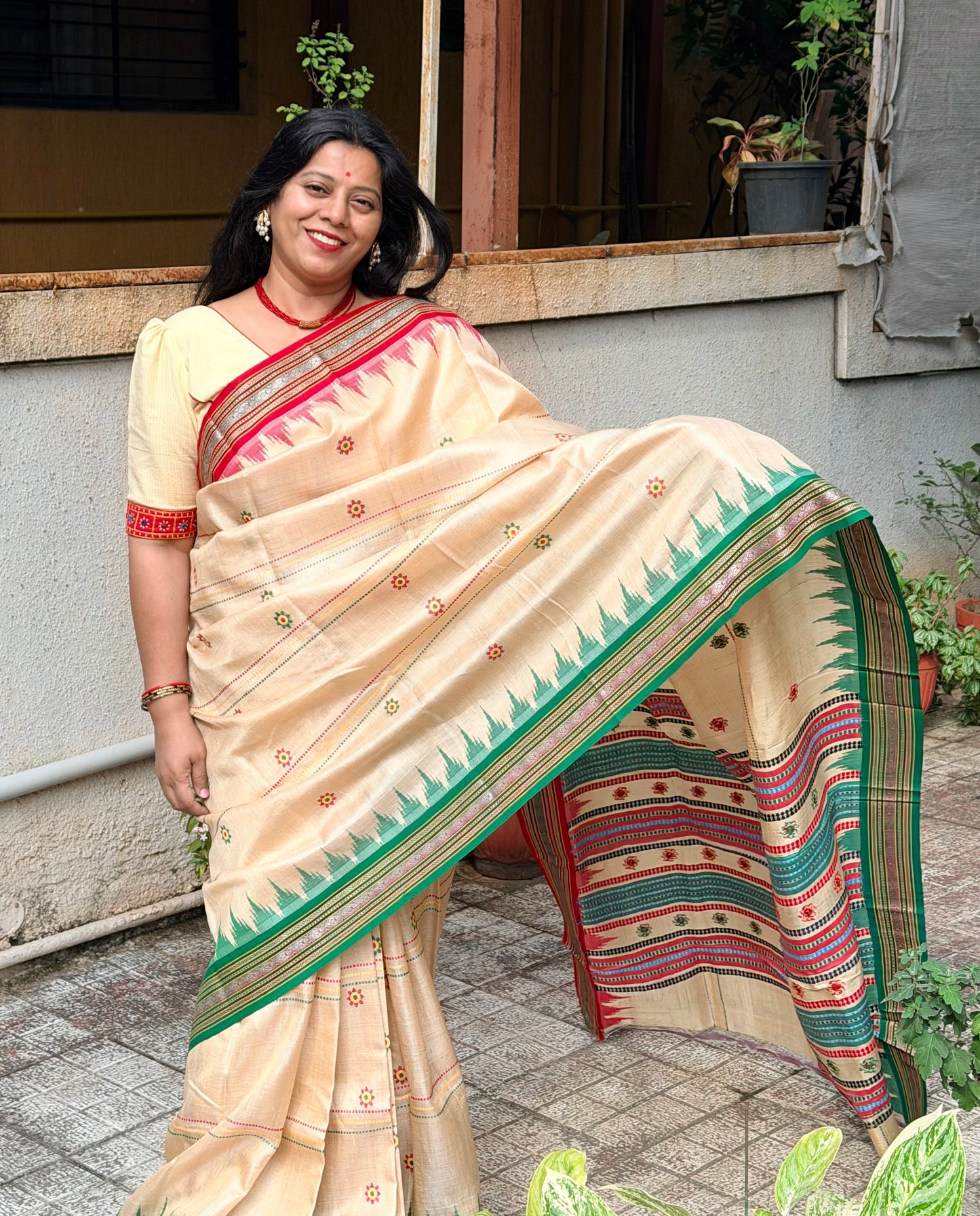 SHAMBHAVI : KARVATI KINAAR TUSSAR SILK JHALA PALLA WITH VERTICLE WOVEN STRIPES, RED AND GREEN BORDERS