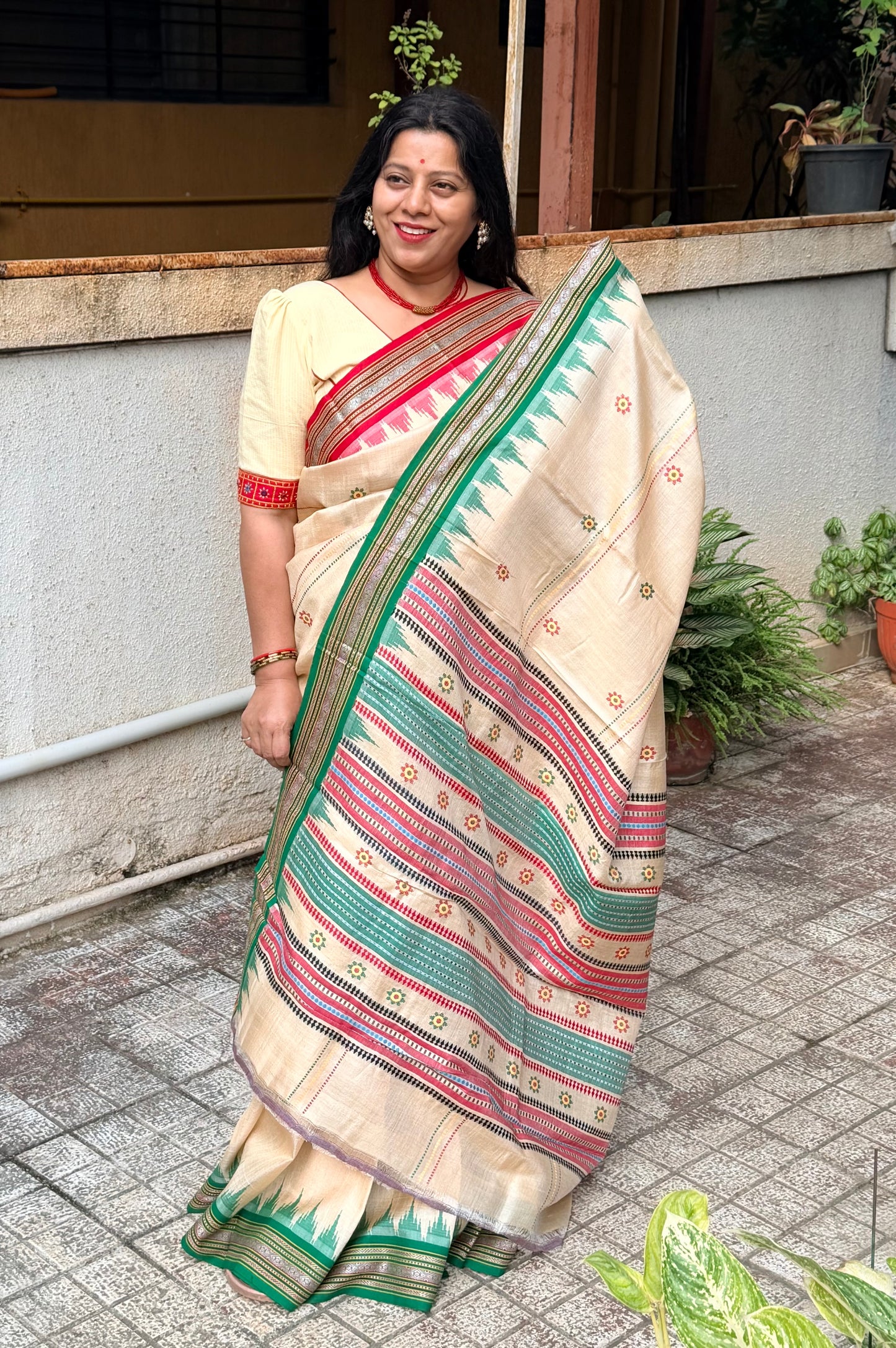 SHAMBHAVI : KARVATI KINAAR TUSSAR SILK JHALA PALLA WITH VERTICLE WOVEN STRIPES, RED AND GREEN BORDERS