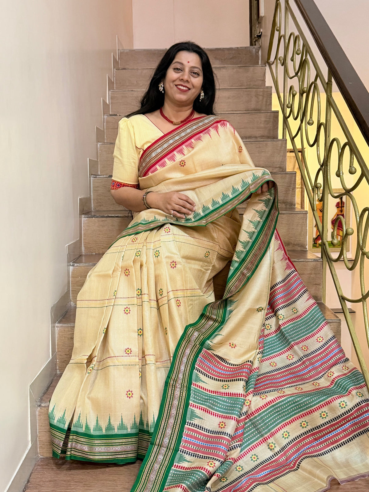 SHAMBHAVI : KARVATI KINAAR TUSSAR SILK JHALA PALLA WITH VERTICLE WOVEN STRIPES, RED AND GREEN BORDERS