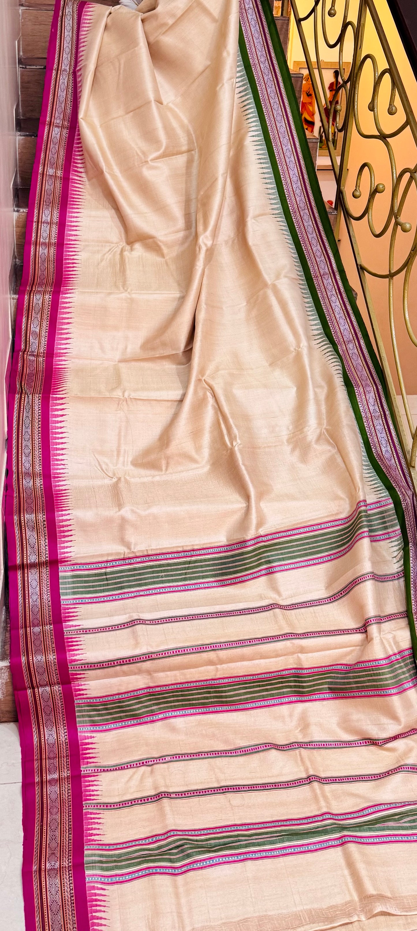 VAIDEHI : VIDARBHA TUSSAR KARVATI KINAR SAREE WITH GREEN-PINK BORDERS