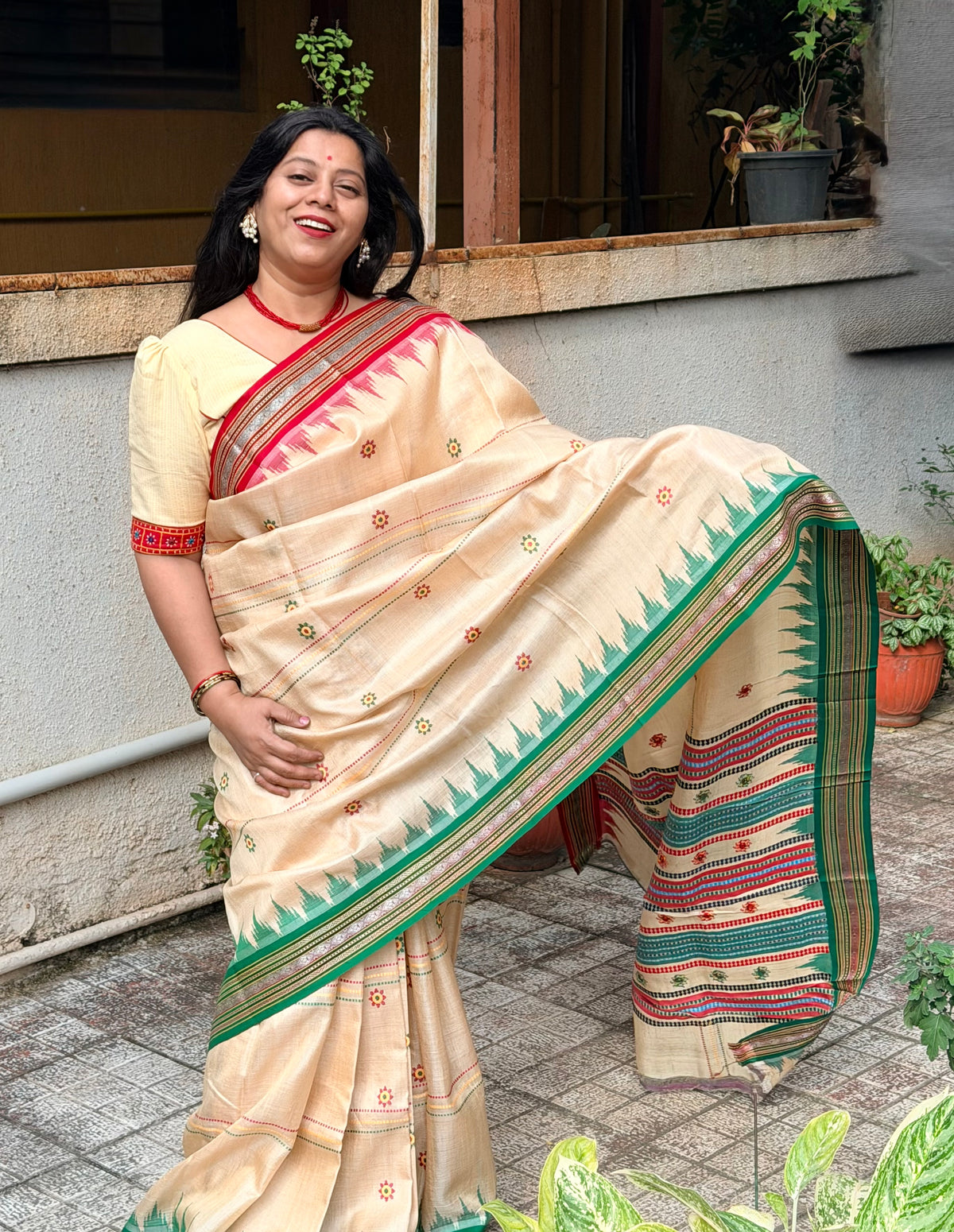 SHAMBHAVI : KARVATI KINAAR TUSSAR SILK JHALA PALLA WITH VERTICLE WOVEN STRIPES, RED AND GREEN BORDERS