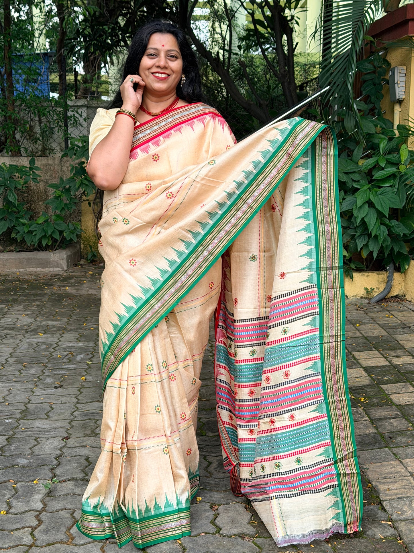 SHAMBHAVI : KARVATI KINAAR TUSSAR SILK JHALA PALLA WITH VERTICLE WOVEN STRIPES, RED AND GREEN BORDERS
