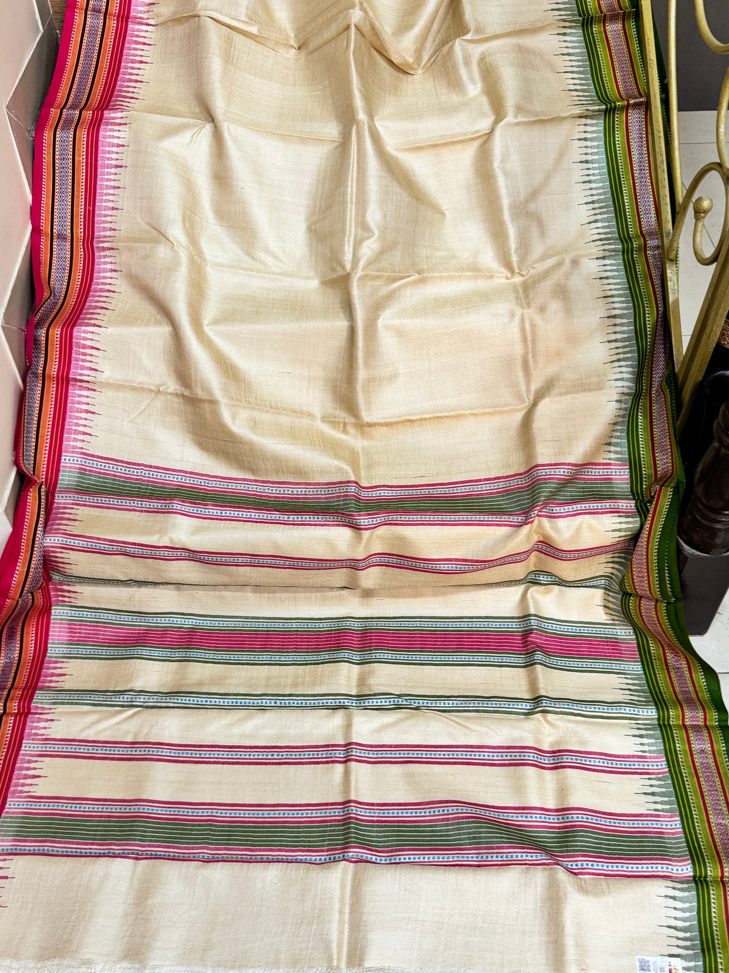 VISHALAKSHI : VIDARBHA TUSSAR KARVATI KINAR SAREE WITH GREEN - PINK BORDERS