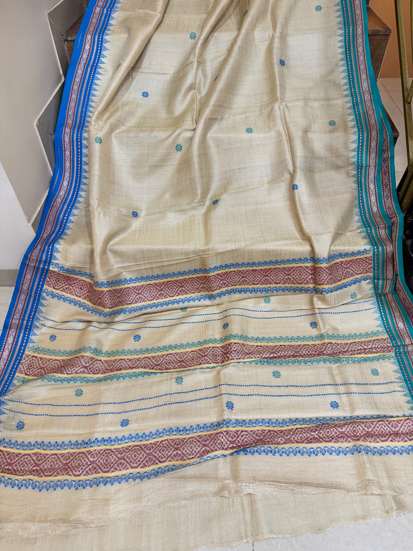 MRIDULA: KARVATI KINAAR TUSSAR SILK JHALA PALLA WITH AQUA BLUE BORDERS