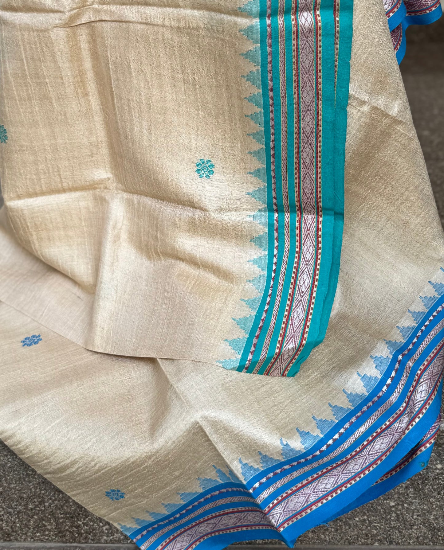 MRIDULA: KARVATI KINAAR TUSSAR SILK JHALA PALLA WITH AQUA BLUE BORDERS