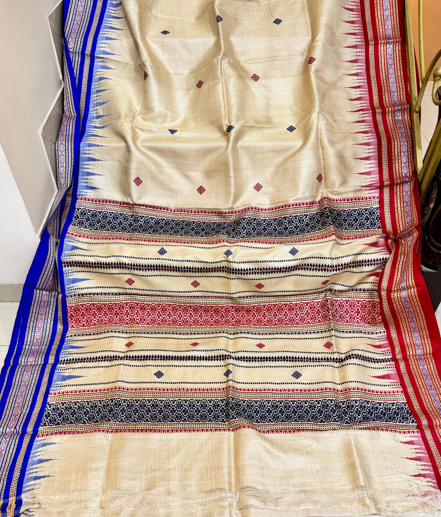 SPRUHA : KARVATI KINAAR TUSSAR SILK JHALA PALLA WITH RED BLUE BORDERS